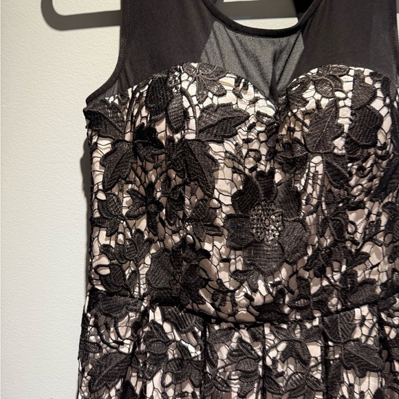 Elegant Black and White Floral Midi Dress - Picture 2 of 6